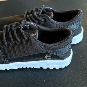 Etnies Black Sneakers Size 7 women